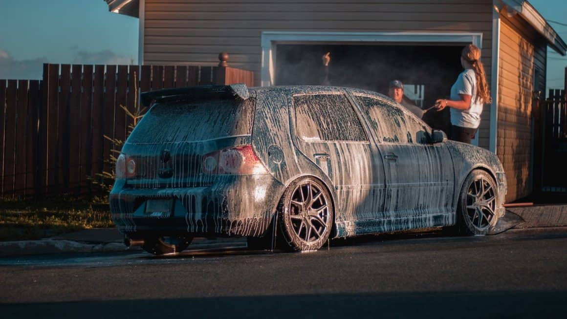 Slik vasker du bilen som en proff