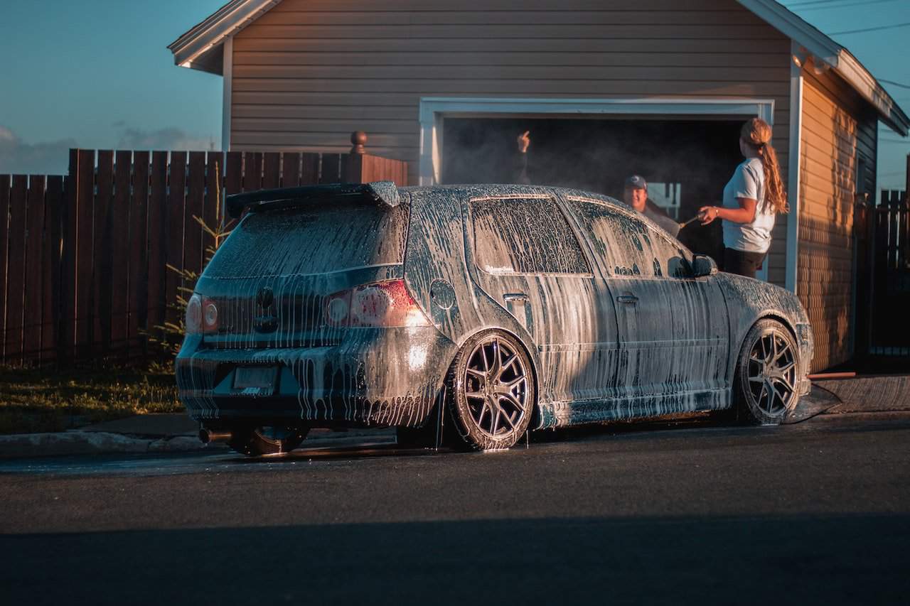 Slik vasker du bilen som en proff