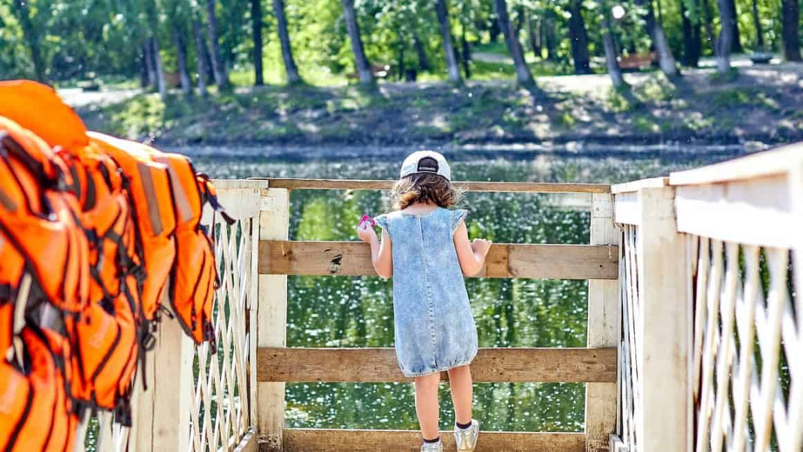 Sikkerhetsrutiner for båttur med familien