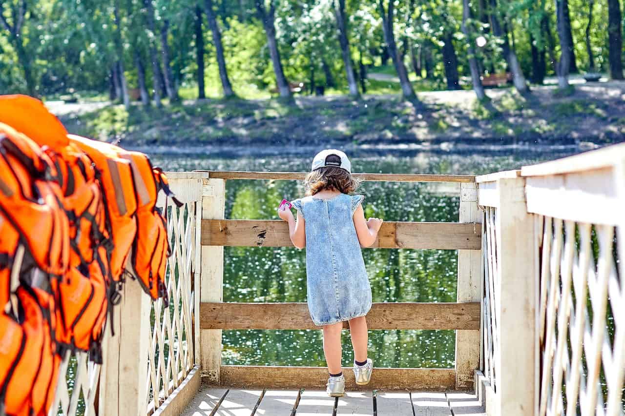 Sikkerhetsrutiner for båttur med familien